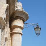 ...e colonne cilindriche sormontate da un particolare coronamento a lanterna